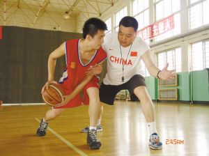 刻苦训练篮球时如何避免受伤的建议_0